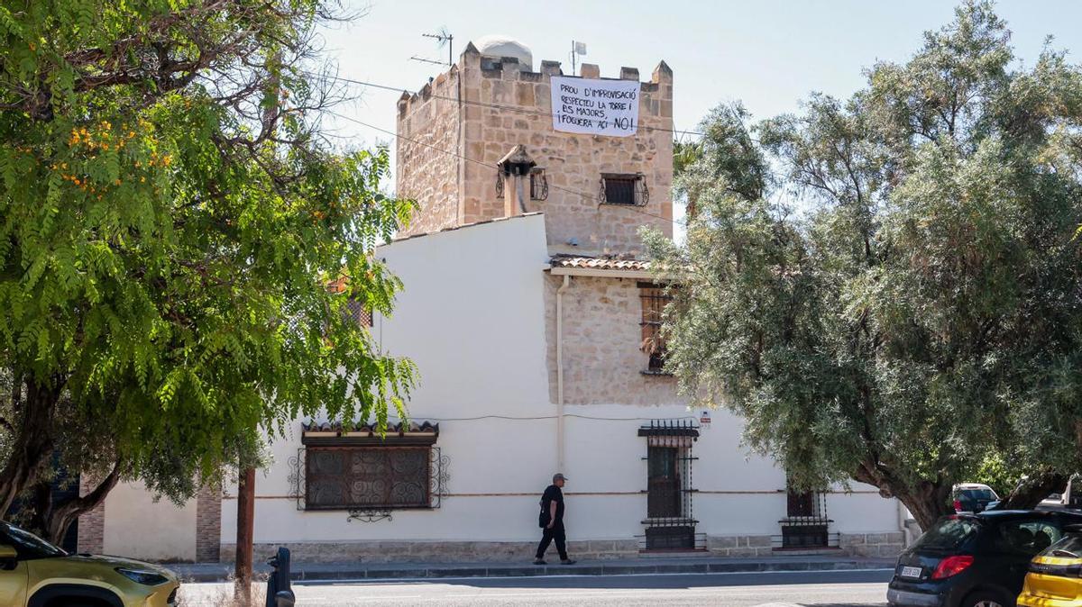 Pancartas en la Albufereta en protesta por la ubicación de la nueva hoguera