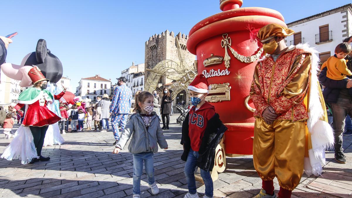 El cartero real recibe a los niños cacereños en la plaza Mayor, este jueves.