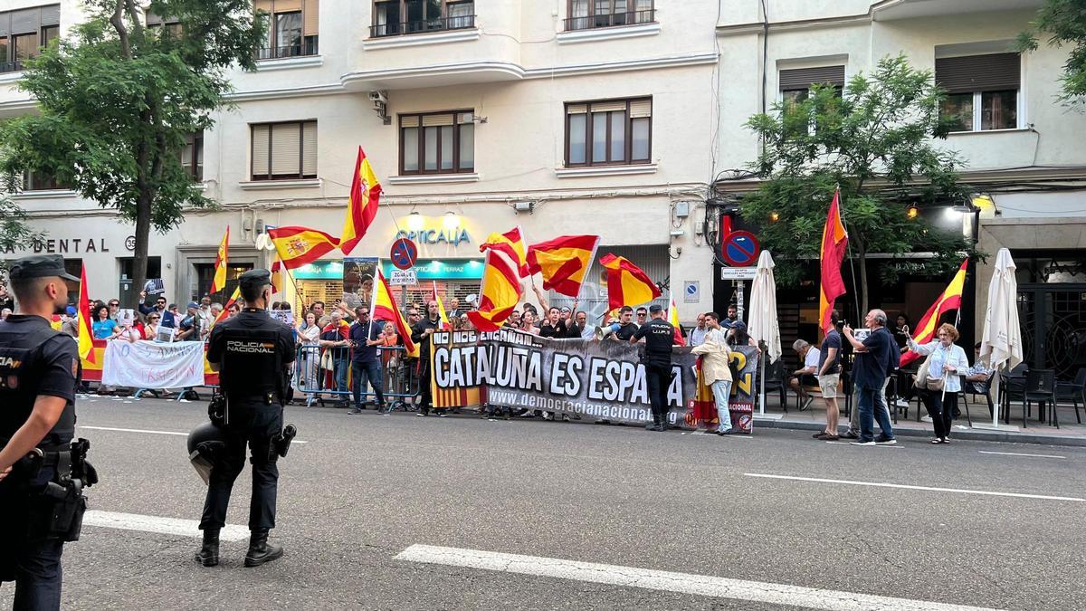 Unas 170 personas se manifestaron en Ferraz por la aprobación de la Ley de Amnistía