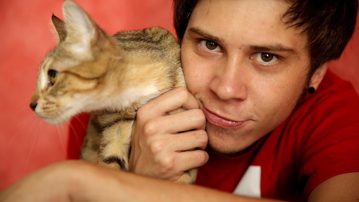 El Rubius con su gato en una foto promocional