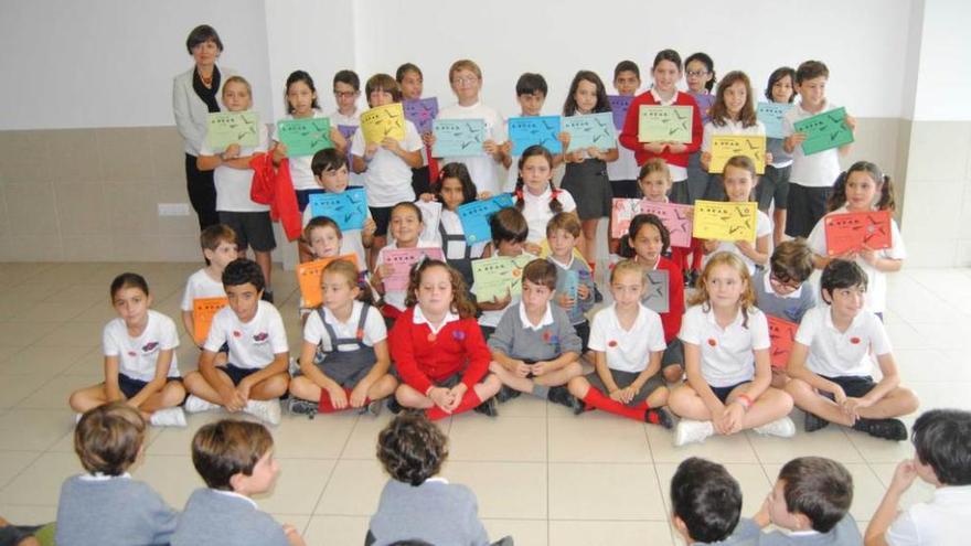 La cónsul británica con niños de Primaria en el Colegio Inglés de Llanera.