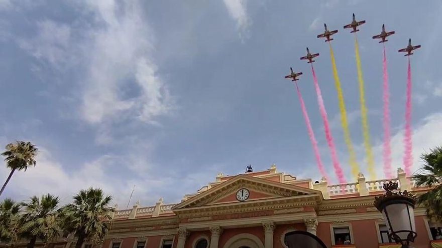 La Patrulla Águila tiñe el cielo de Murcia con los colores de la bandera de España