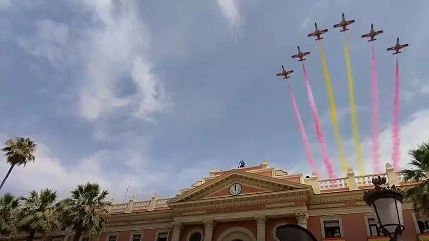 La Patrulla Águila despide los C-101 sobrevolando Murcia y Cartagena