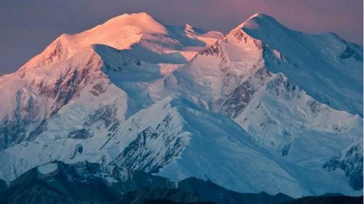 Vista de la muntanya més alta dels EUA, ubicada a Alaska; el seu nom natiu significa ’l’alt’.
