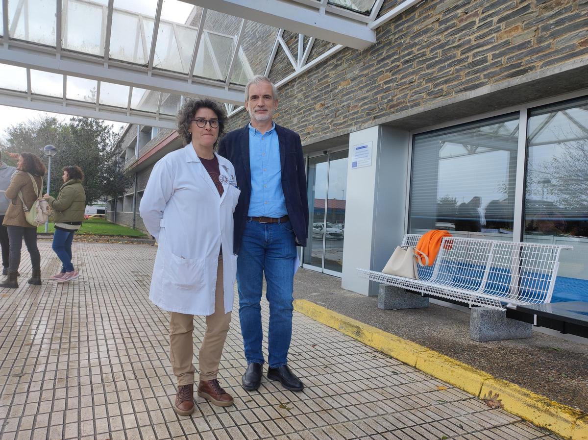 González de Cangas y Aquilino Alonso en la puerta del hospital.