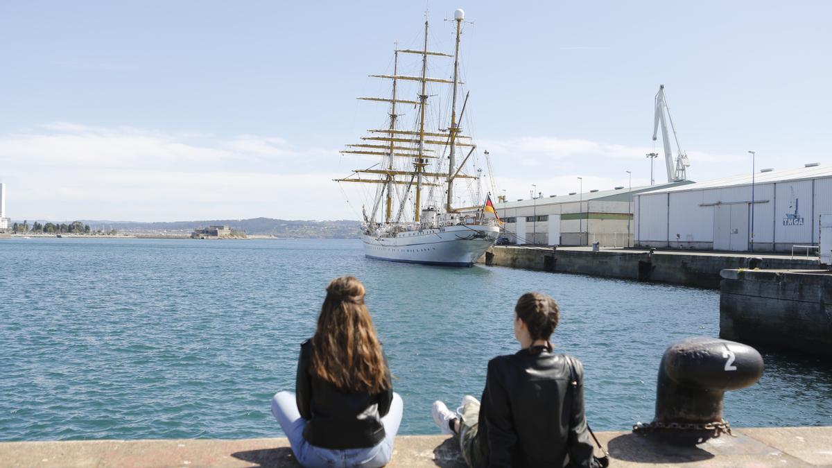 Estudiantes del buque escuela alemán 'Gorch Fock' sorprenden a los  visitantes con música - La Opinión de A Coruña