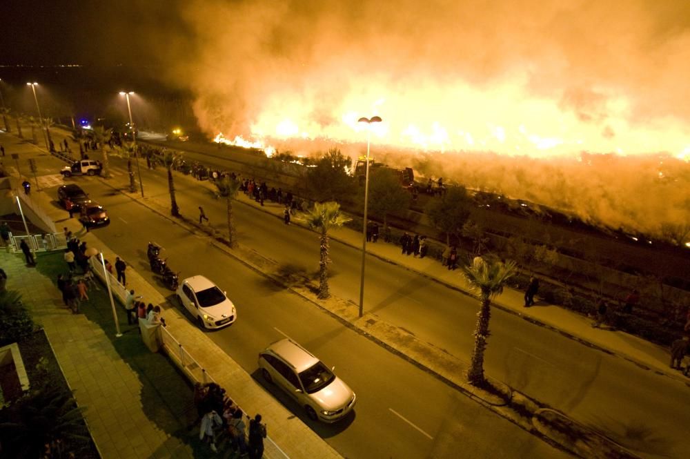 Un incendio obliga a desalojar el camping de Almenara