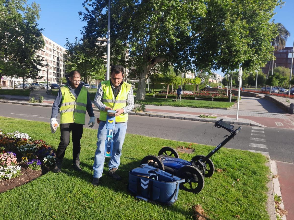 Trabajos con georradar que se realizan en Vallellano para el futuro aparcamiento subterráneo.