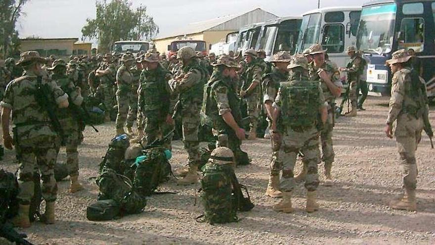 Militares españoles, a su llegada a Base España en Diwaniya (Irak), en 2004, año de las torturas que dieron lugar al proceso.