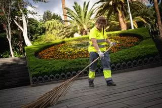 Gregoria Eduvigis Martínez ('Duvis'), barrendera más antigua de Santa Cruz