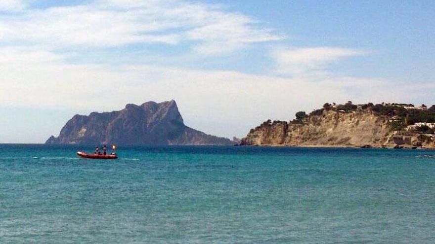 Rescatan a 9 personas a las que el viento arrastraba mar adentro en la playa del Portet de Moraira