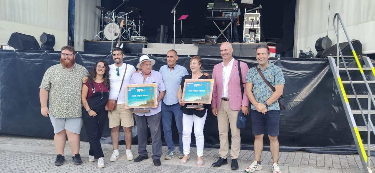 Manuel Barreiro y María Paredes, ayer con representantes del Concello de Bueu durante el homenaje en la fiesta de Ermelo.