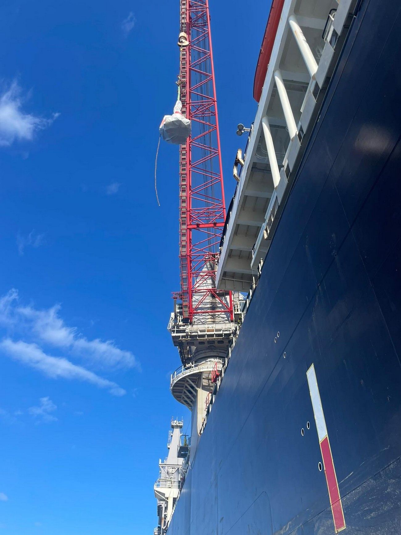 Pioneering Spirit, el buque más grande del mundo, cambia su tripulación en el Puerto de Las Palmas