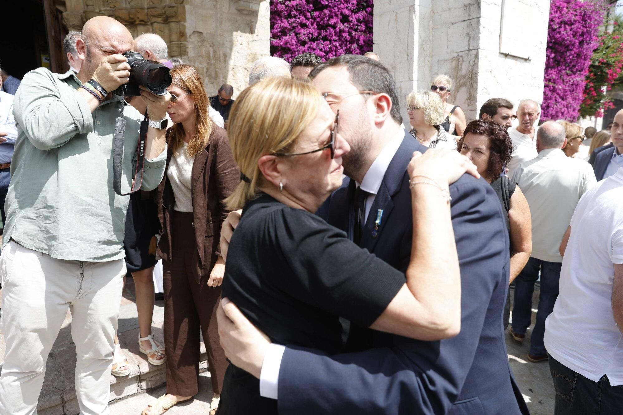 Las imágenes del funeral de Antonio Trevín en la basílica de Llanes.
