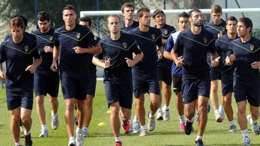 Los jugadores de la primera plantilla del Pontevedra, durante una sesión de entrenamiento. // Rafa Vázquez