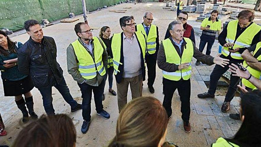 José Eduardo Ramírez y Javier Doreste, junto a técnicos y comerciantes, durante la visita a las obras.