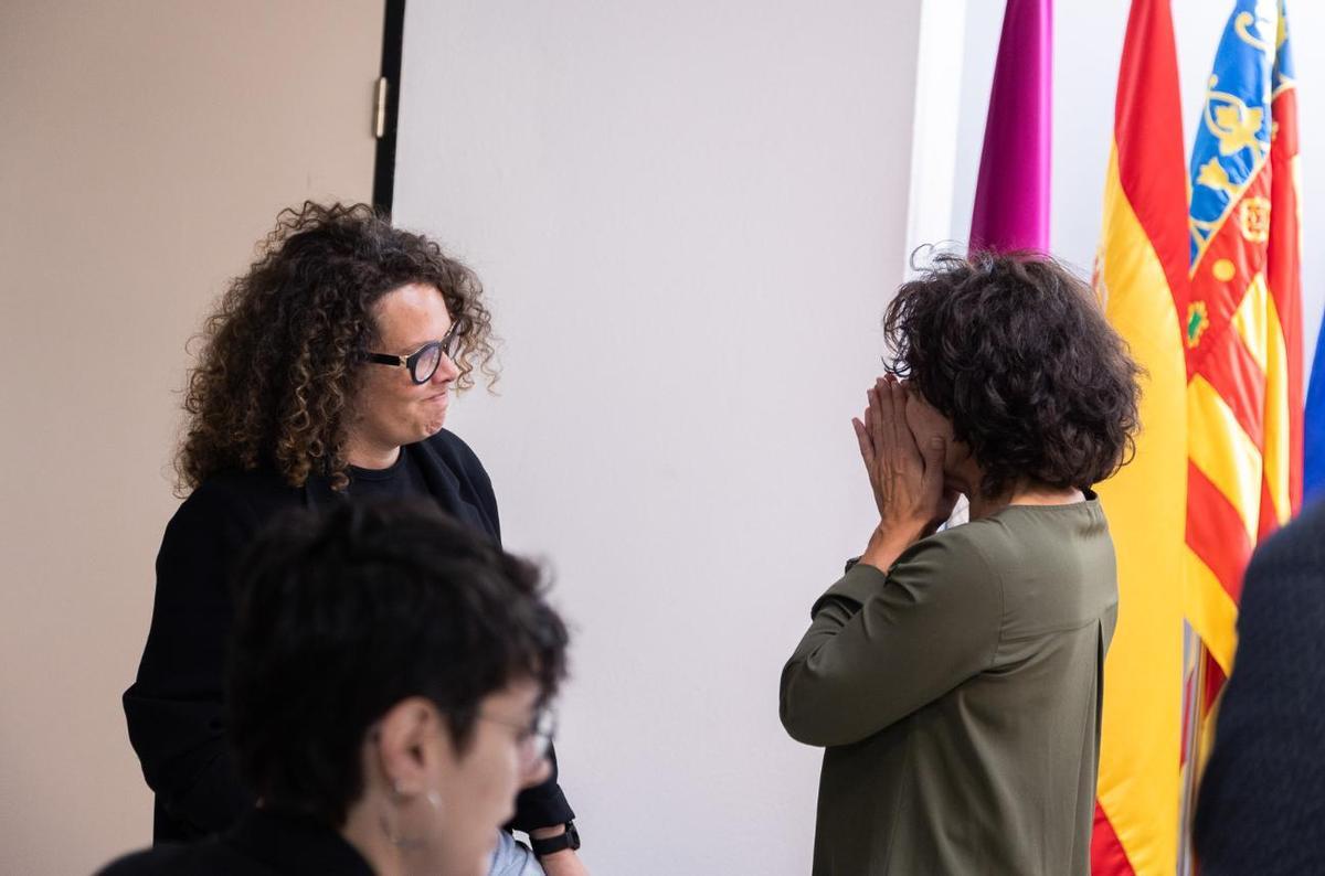 La concejala de Parimonio Histórico y Memoria Democrática y la presidenta de la asociación de familiares.