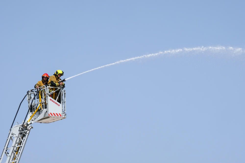 Los Bomberos han pedido a los vecinos que cierren puertas y ventanas para evitar el humo