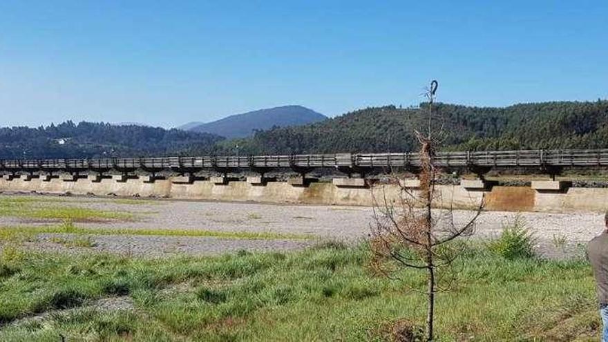 Dique de la Poza en el que se actuará para permitir el paso del agua.