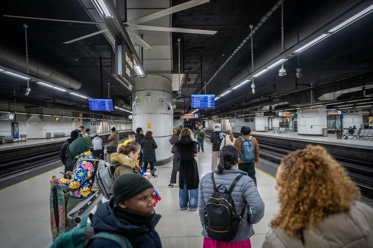 La estación de Sants recupera el pulso tras el restablecimiento del servicio de Rodalies