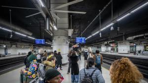 La estación de Sants recupera el pulso tras el restablecimiento del servicio de Rodalies