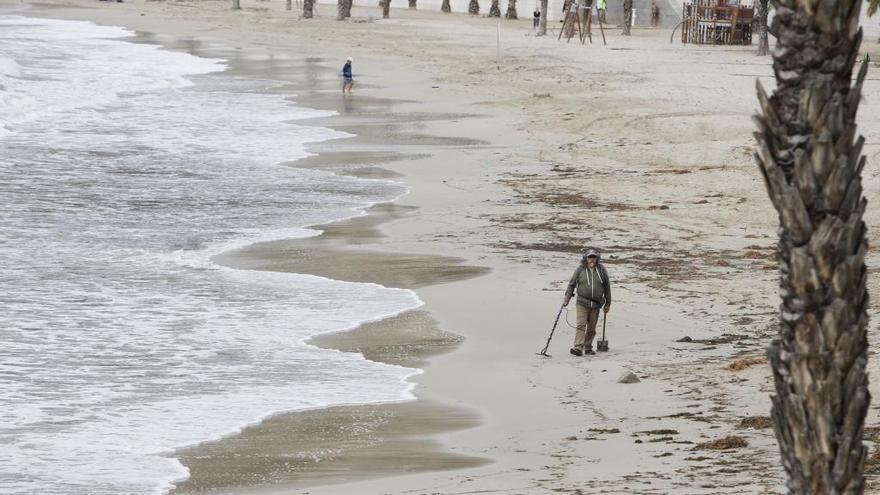 El mar sigue invadiendo gran parte de la zona de arena en la playa de la Albufereta