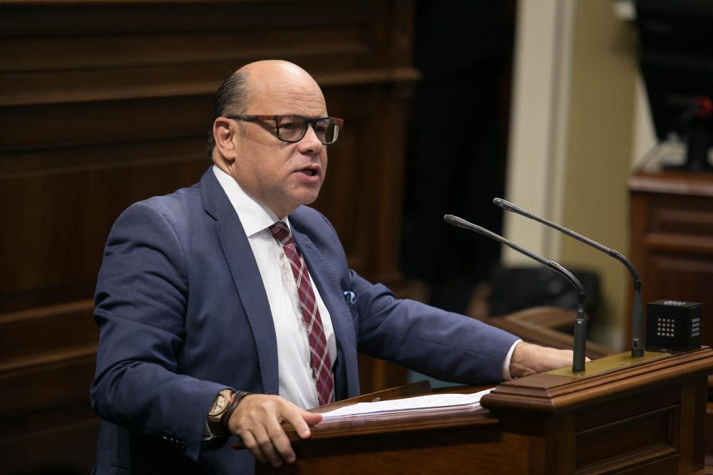 Pleno en el Parlamento de Canarias