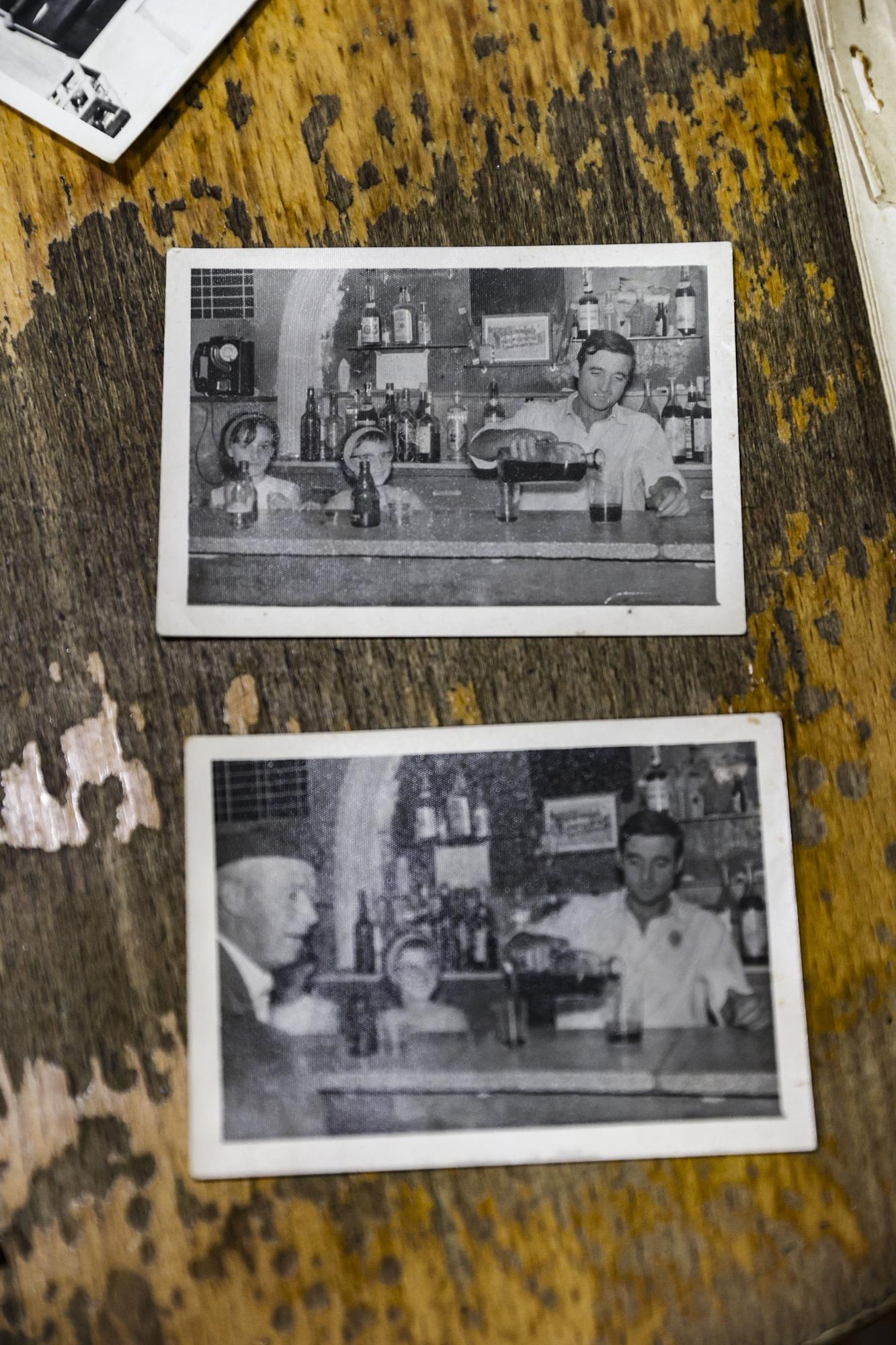 Dos fotos de Manolito junto a sus hijas María Dolores y Marisol