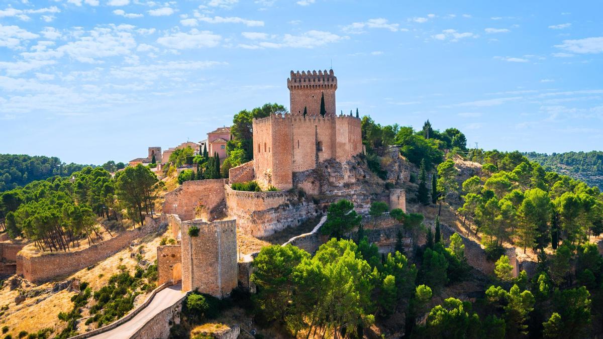 Elevado sobre el río Júcar, el castillo se presenta como icono inamovible de la Reconquista.