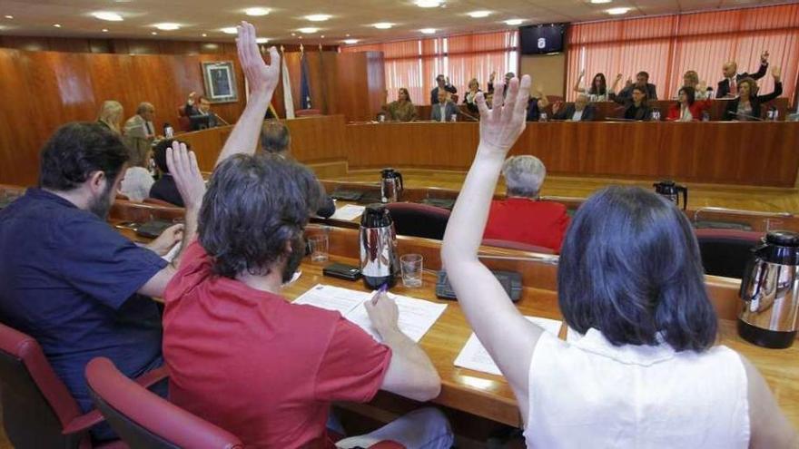 Los concejales del gobierno local y de Marea votan a favor de la gratuidad del parking. // Jorge Santomé