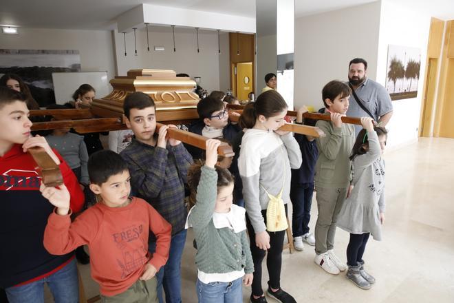 En imágenes: Ensayo de la Cofradía del Niño del Remedio para su procesión de Semana Santa