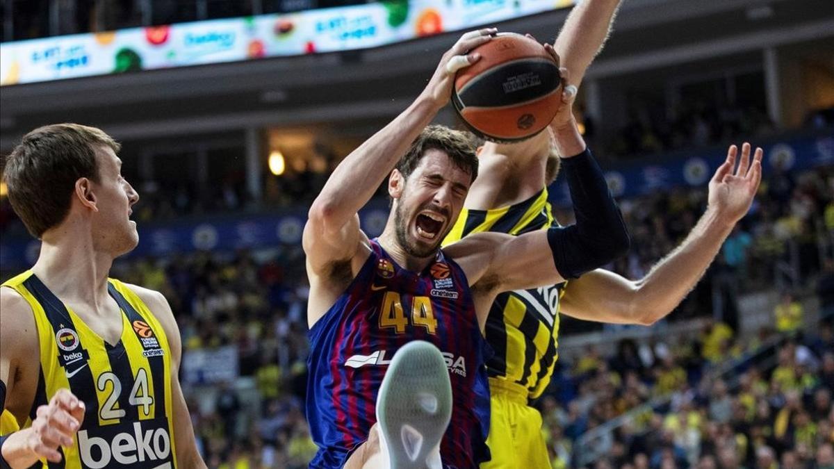 El pívot azulgrana Tomic pelea por el rebote con Vesely