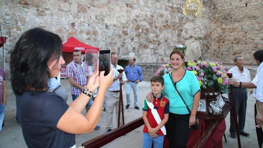 Los trujillanos acompañan hoy a su patrona desde la ermita en el castillo