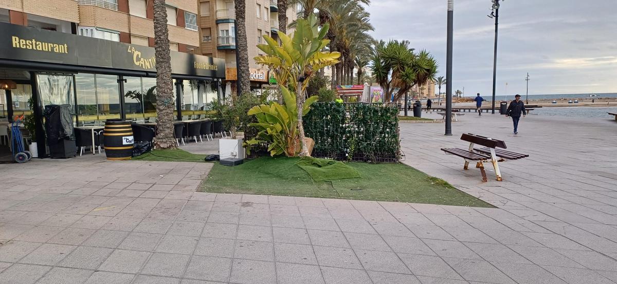 Aspecto de una de las principales terrazas del paseo que pierde casi la mitad del superficie que ocupaba