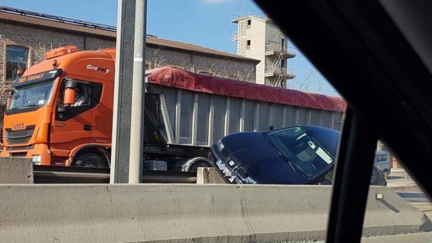 Un dels vehicles implicats en un dels accidents, enfilat a la mitjana davant del parc de Bombers