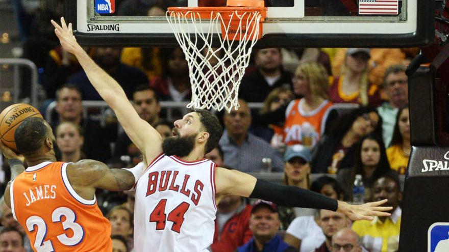 El serbio-español Nikola Mirotic defiende ante LeBron James.