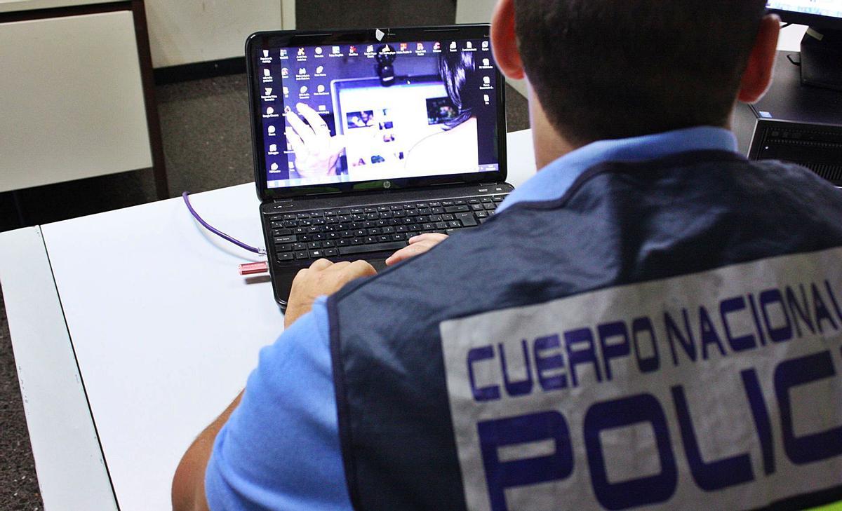 La Policía Nacional trata de determinar si se produjo un delito de pornografía infantil con las menores tuteladas. | CNP