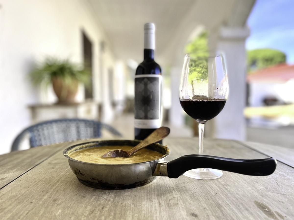 Syrah Selección Parcela 2018 es un vino moderno y fresco, sabroso, maduro y especiado de Finca Tinedo .
