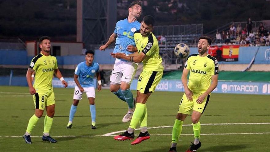 Lance del Ciudad de Lucena-Ceuta, el último partido de la temporada en la categoría.