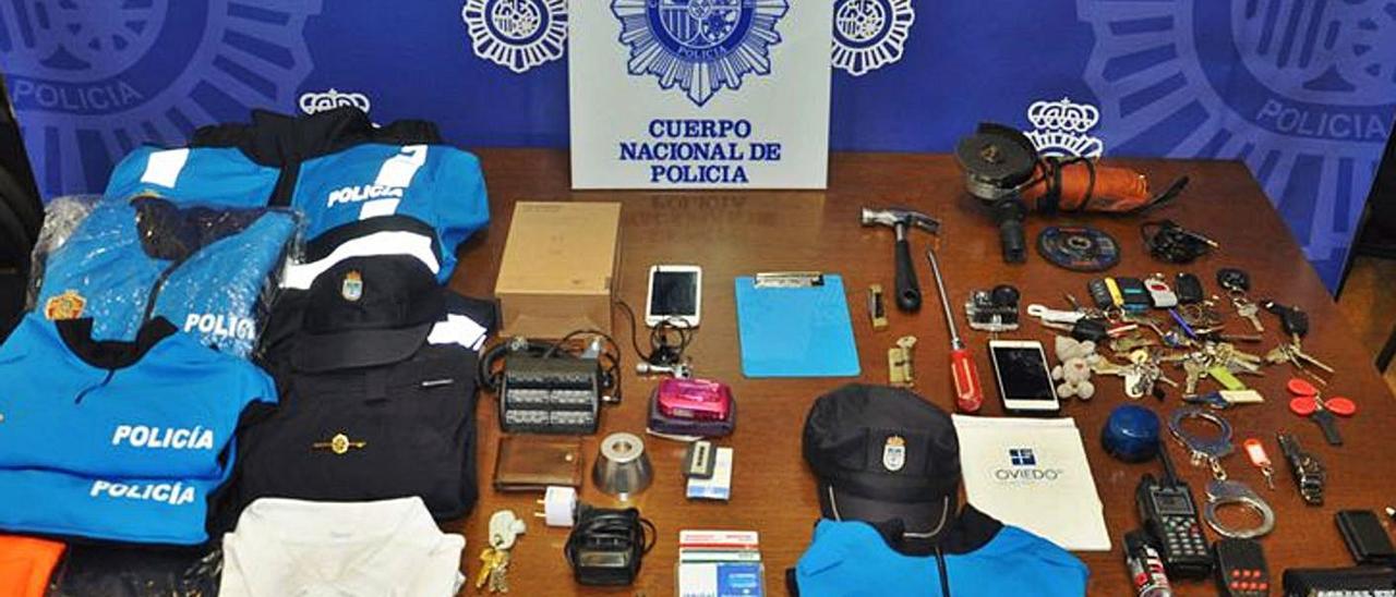 Los objetos incautados al falso policía local de Oviedo tras su detención el 6 de junio de 2018. | LNE