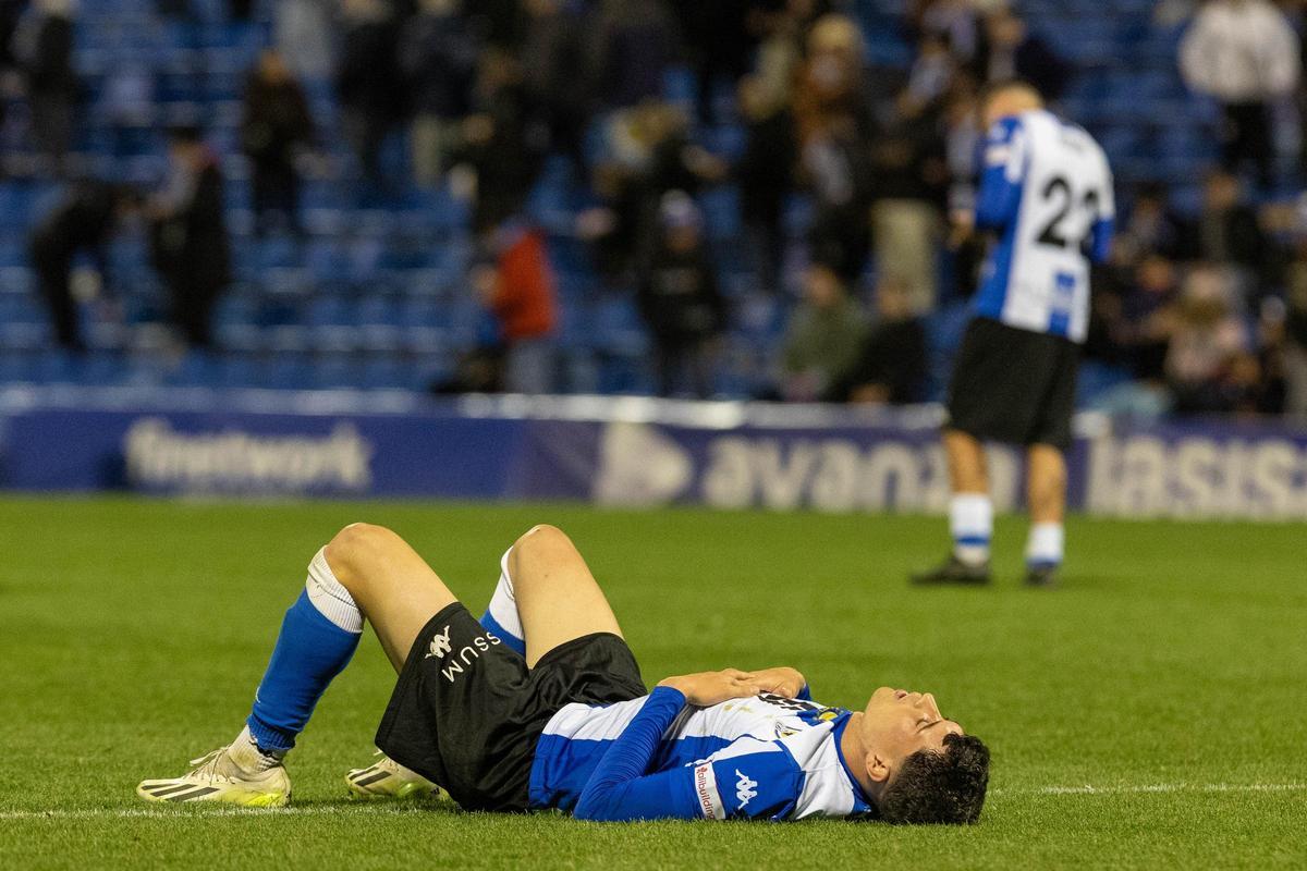 Roger Colomina, en el suelo, después de perder un partido en el tramo final, en el Rico Pérez de Alicante.