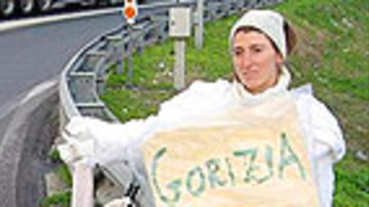La actriz Giuseppina Pasqualino hace autostop vestida de novia en una carretera italiana.