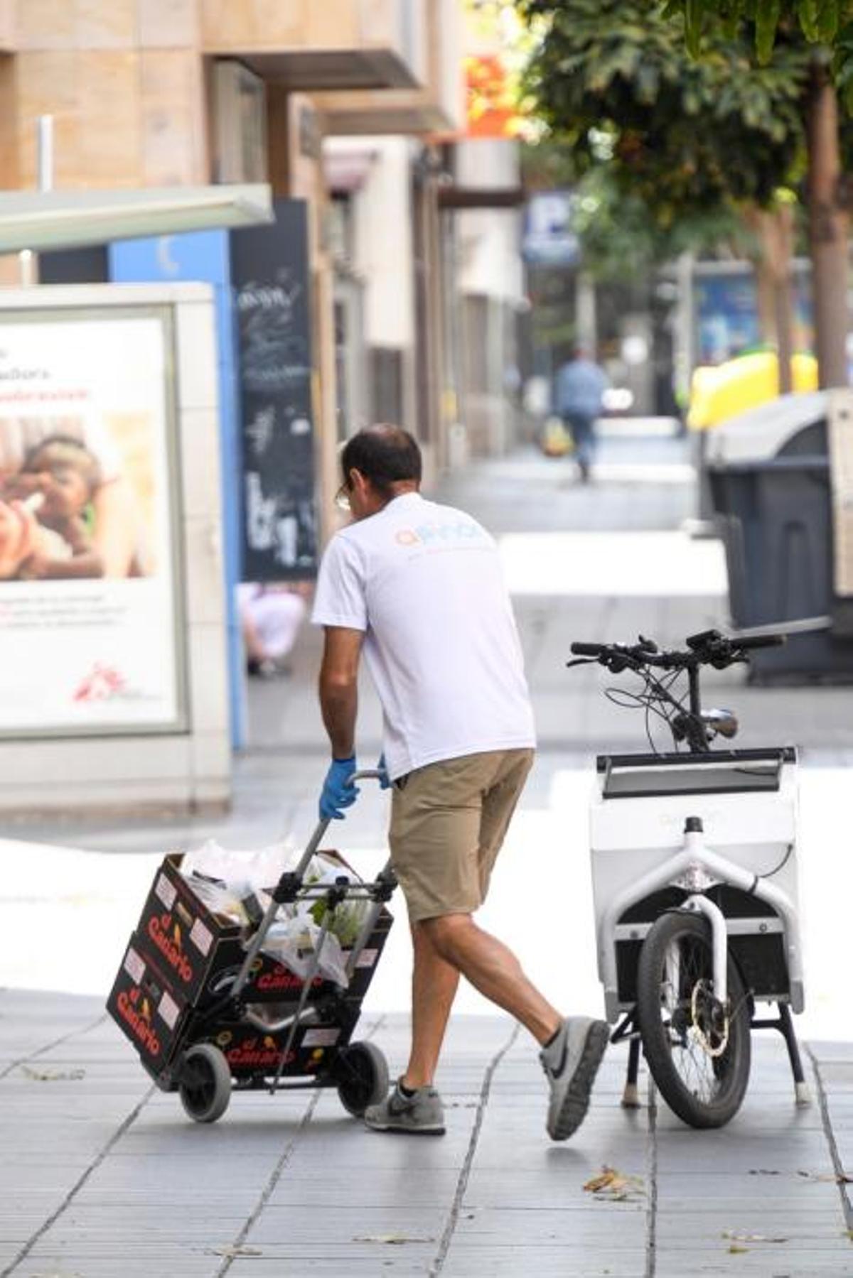 29-04-20  LAS PALMAS DE GRAN CANARIA. CIUDAD. LAS PALMAS DE GRAN CANARIA. Fotos del dia. Este señor reparte la compra a personas que tienen movilidad reducida llevandoles la compra  en el  vehiculo de su empresa llamada Apiñon, se ha tenido que reconvertir pasando de llevar a turistas de los cruceros al reparto. Fotos: Juan Castro.  | 29/04/2020 | Fotógrafo: Juan Carlos Castro