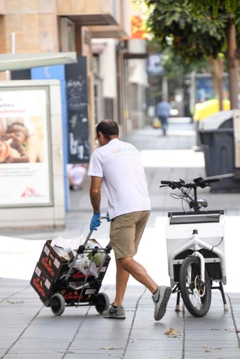 29-04-20  LAS PALMAS DE GRAN CANARIA. CIUDAD. LAS PALMAS DE GRAN CANARIA. Fotos del dia. Este señor reparte la compra a personas que tienen movilidad reducida llevandoles la compra  en el  vehiculo de su empresa llamada Apiñon, se ha tenido que reconvertir pasando de llevar a turistas de los cruceros al reparto. Fotos: Juan Castro.  | 29/04/2020 | Fotógrafo: Juan Carlos Castro