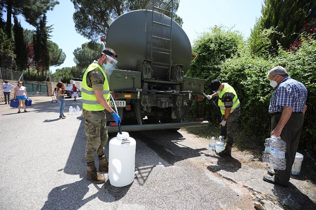 El Ejército y Emacsa reparten agua potable en la urbanización de Las Jaras