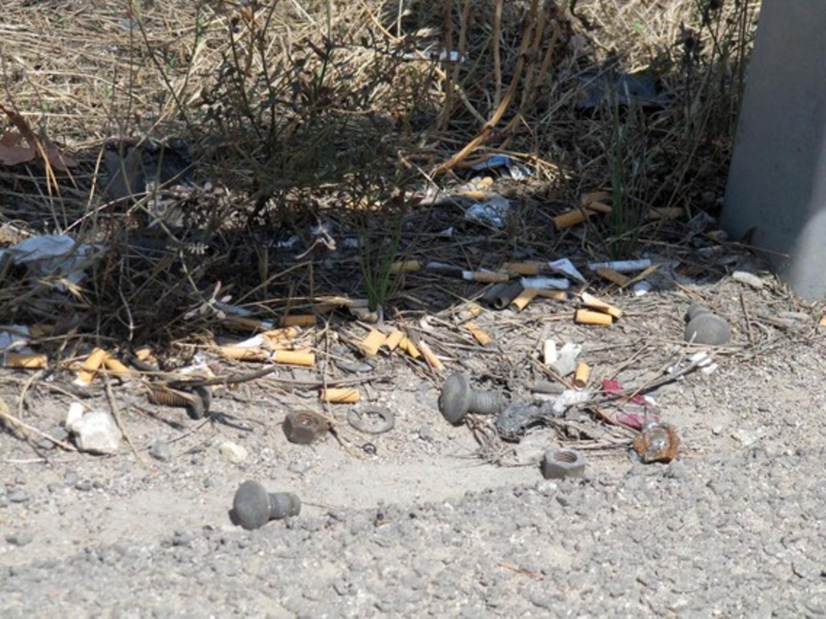 Rosques i cargols perillosos a la ronda.Aquesta foto està feta a la Ronda Litoral, a l’altura de la Zona Franca, direcció Barcelona. No entenc com el personal que es dedica al manteniment i a la reparació de les tanques de seguretat es pot deixar oblidats els cargols i les rosques. Amb la pluja i el vent poden arribar al voral i a la carretera i provocar situacions perilloses per als vehicles.