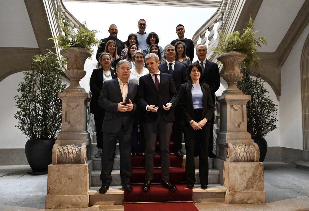 Foto de familia en la escalinata de la Casa Consistorial.