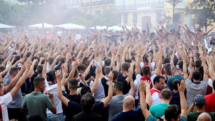 Cientos de aficionados del Ajax se concentran en la Plaza de la Virgen de València.