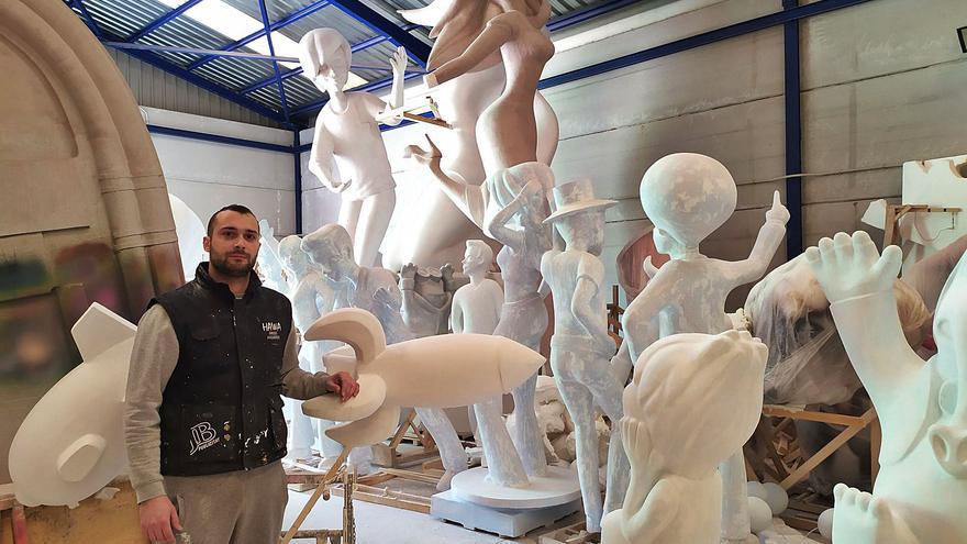 Jesús Liñana, en su taller,
con las fallas que ya ha
preparado para 2022.