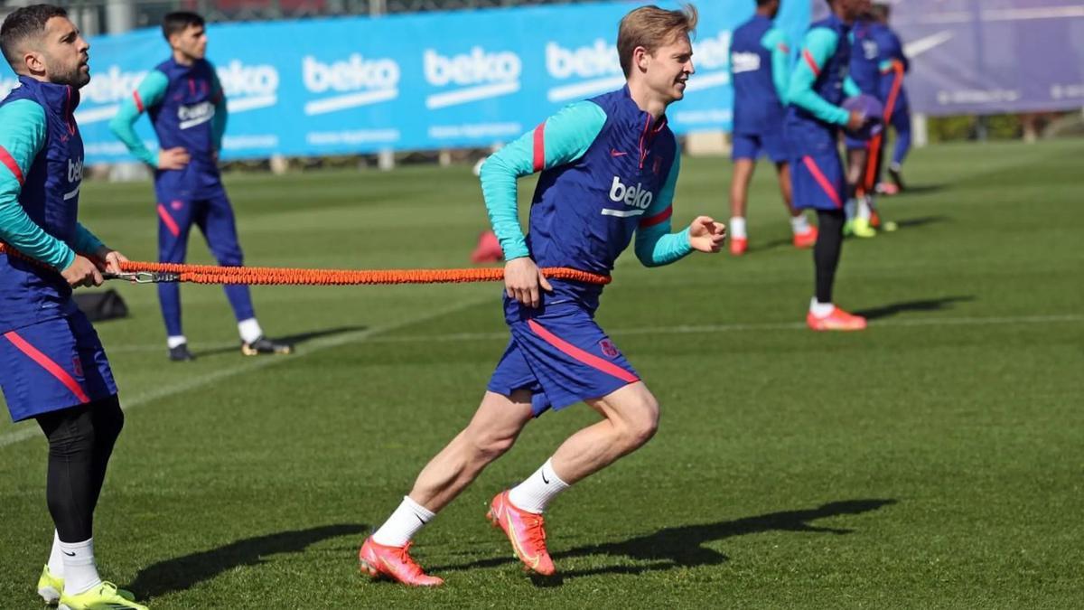 Alba y De Jong se ejercitan en el entrenamiento de este sábado en Sant Joan Despí.